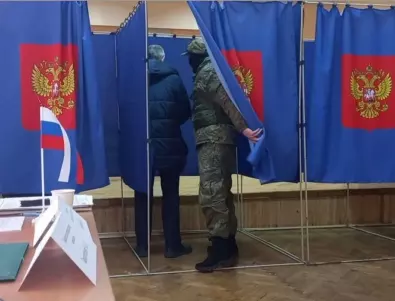Русия: Въоръжени военни проверяват как гласуват избирателите в тъмните стаички? (ВИДЕО)