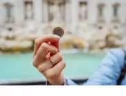 Какво се случва с хвърлените монети във фонтана "Ди Треви" в Рим? 