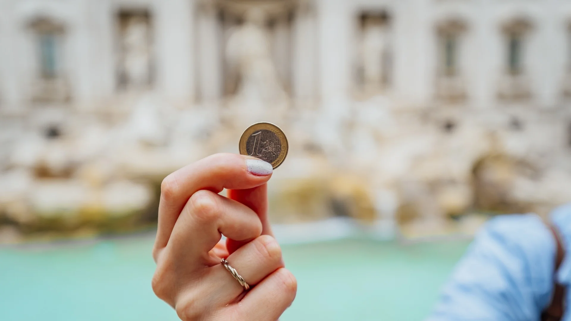 Какво се случва с хвърлените монети във фонтана "Ди Треви" в Рим? 