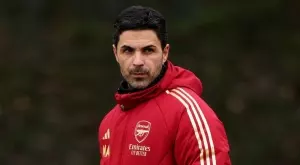 Бивш нападател на Манчестър Юнайтед обвини Микел Артета, че си боядисва косата всеки ден