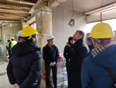 Кметът на Самоков провери как върви ремонтът на Пожарната