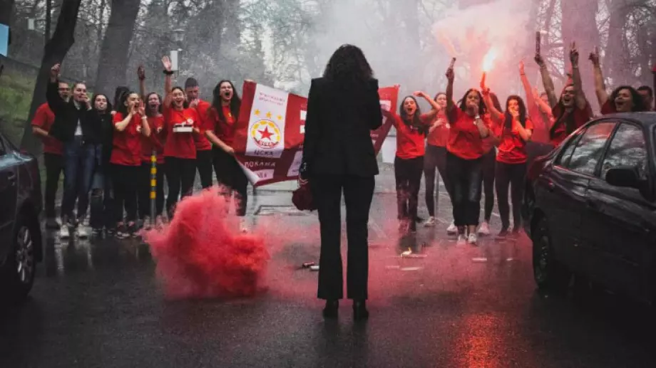 Ученици от Пловдив трогнаха учителка, която е фенка на ЦСКА, с незабравима покана за абитуриентски бал