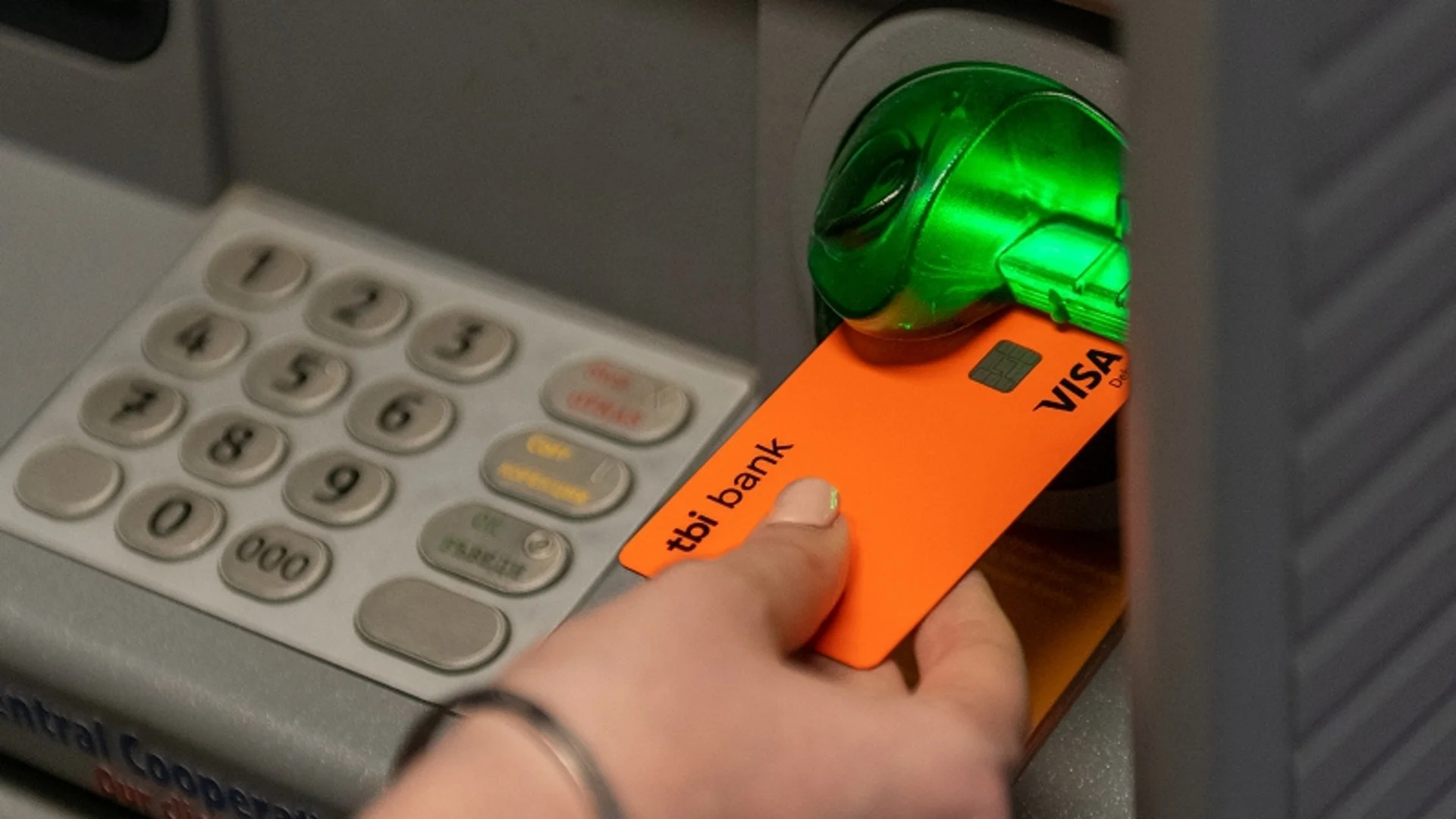 tbi bank добавя към карта neon опция за теглене в брой от шопинг лимита