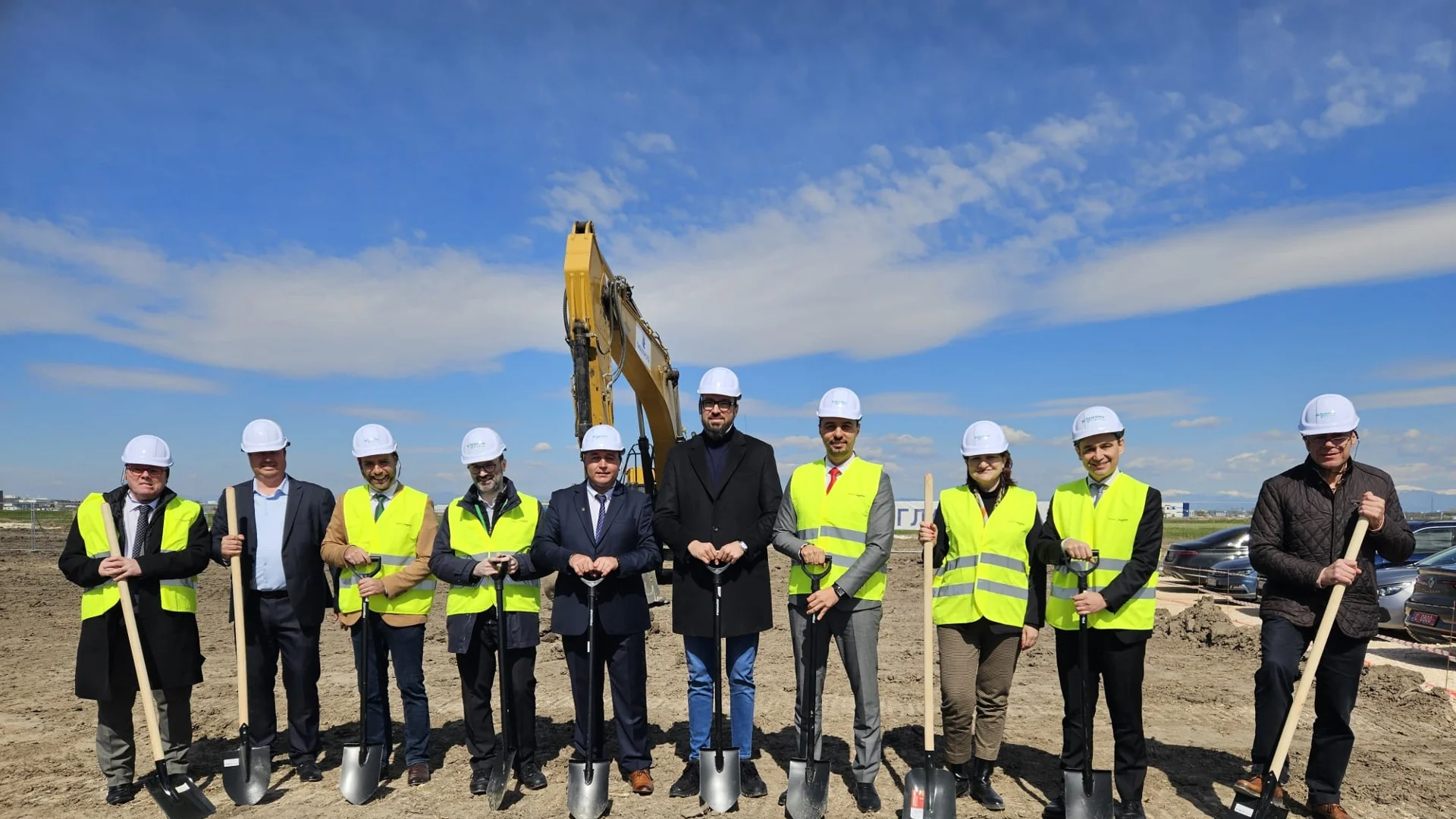Министърът на икономиката направи първа копка на нов завод край Пловдив