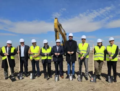Министърът на икономиката направи първа копка на нов завод край Пловдив
