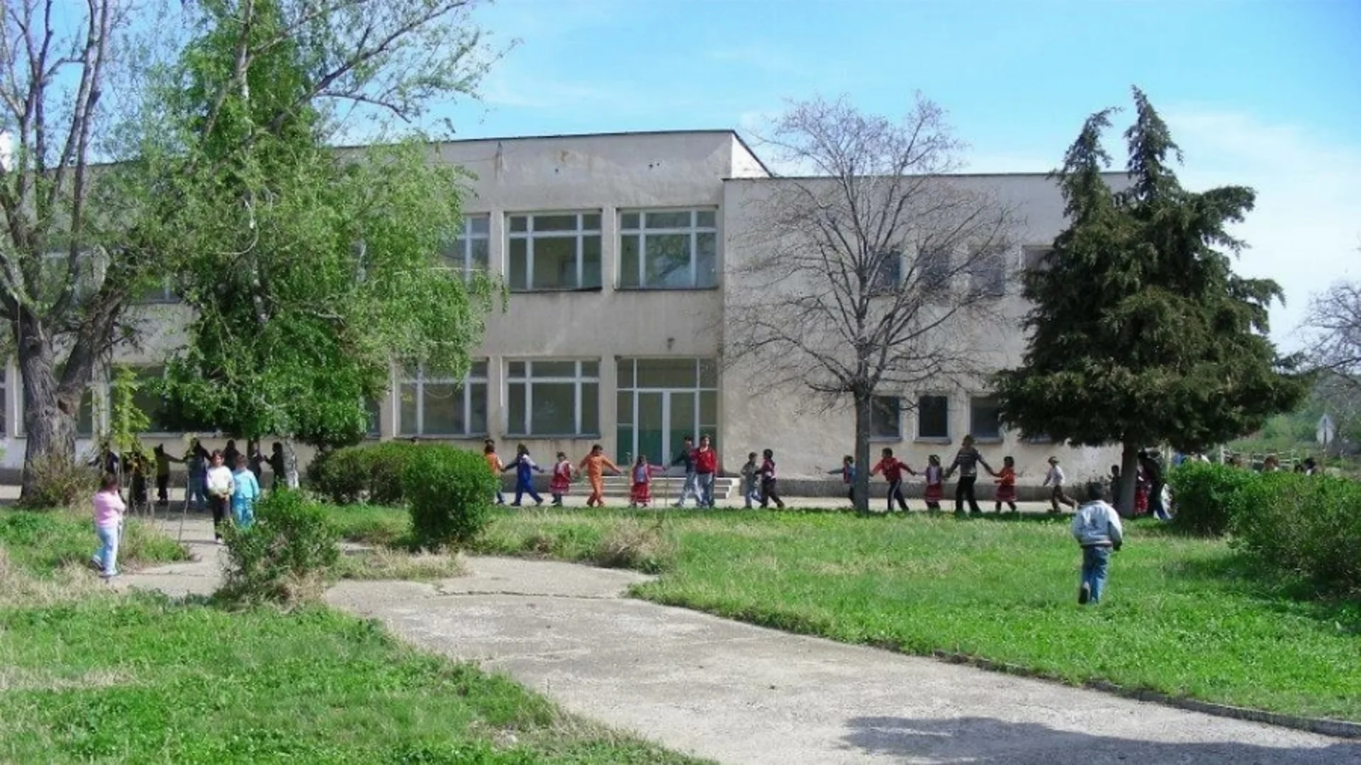 Депутат от ИТН: Училище в България си има всичко, но не и канализация. Дали?