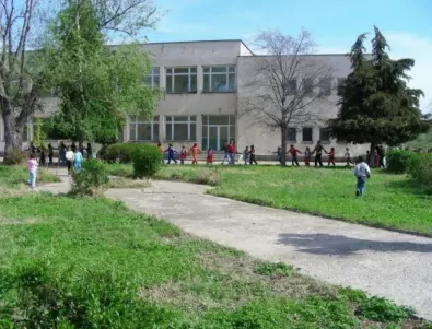 Депутат от ИТН: Училище в България си има всичко, но не и канализация. Дали?