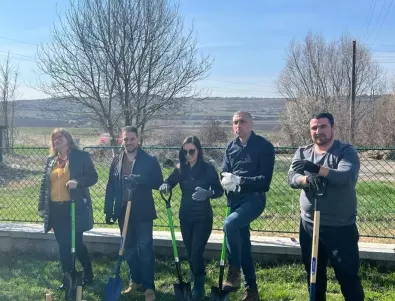 От Българския ВиК холдинг засадиха дръвчета по случай Световния ден на водата (ВИДЕО)