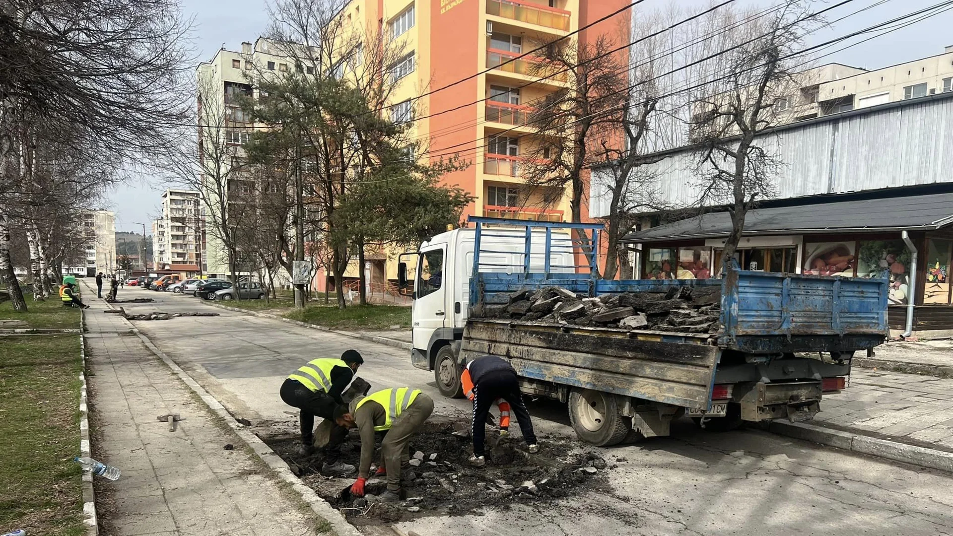 Започна изкърпването на улиците в Самоков