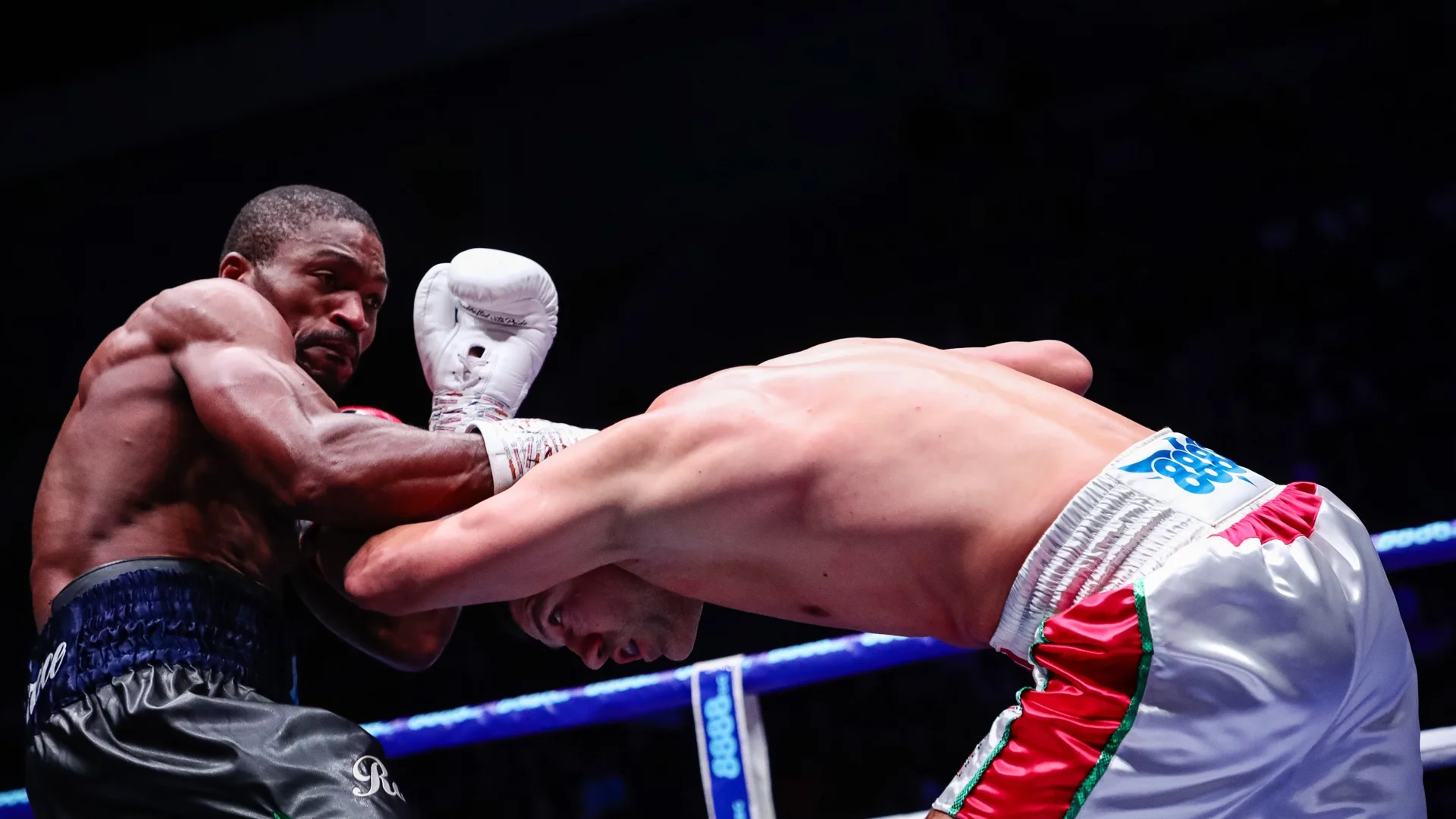 ВИДЕО: Профи бокс или WWE на мача на Пулев?! Сблъсък в камера, удар с ...