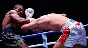 ВИДЕО: Профи бокс или WWE на мача на Пулев?! Сблъсък в камера, удар с глава, събута обувка