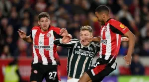 Драма! Късен трилър не реши спора между Манчестър Юнайтед и Брентфорд, гредите спряха "пчеличките" (ВИДЕО)