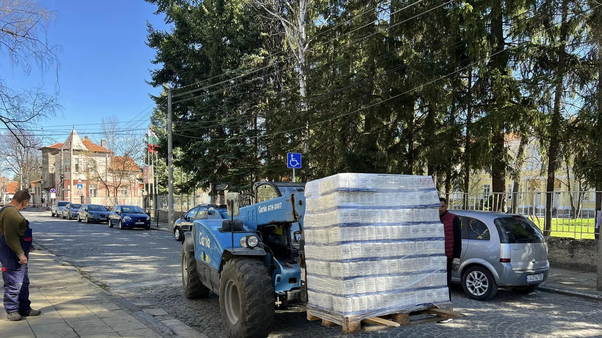 Пристигнаха първите пакети с храна за хора с увреждания в Самоков