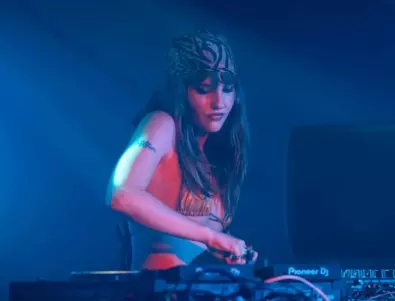 Victoria de Angelis от Maneskin разгорещи София със специален DJ сет (СНИМКИ)