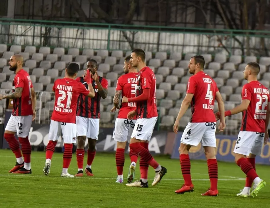 Локомотив София удари Хебър в дебюта на Балъков и завърза битката за оцеляване в Първа лига (ВИДЕО)