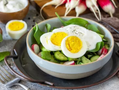 Здравословна и свежа пролетна салата с яйца