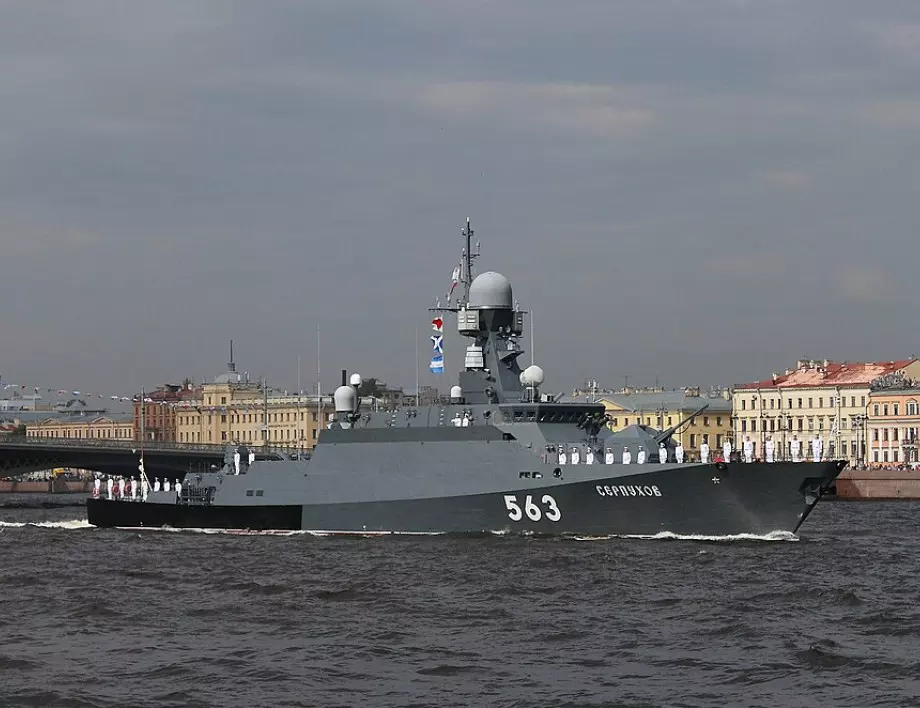 В Русия пламна ракетният кораб "Серпухов": Съобщава се за щети