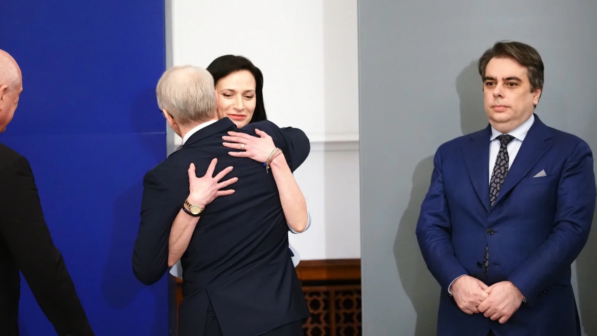 Изненадваща прегръдка между Денков и Габриел в последния ден на кабинета (СНИМКИ и ВИДЕО)