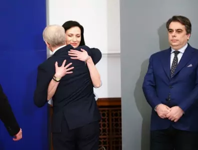 Изненадваща прегръдка между Денков и Габриел в последния ден на кабинета (СНИМКИ и ВИДЕО)