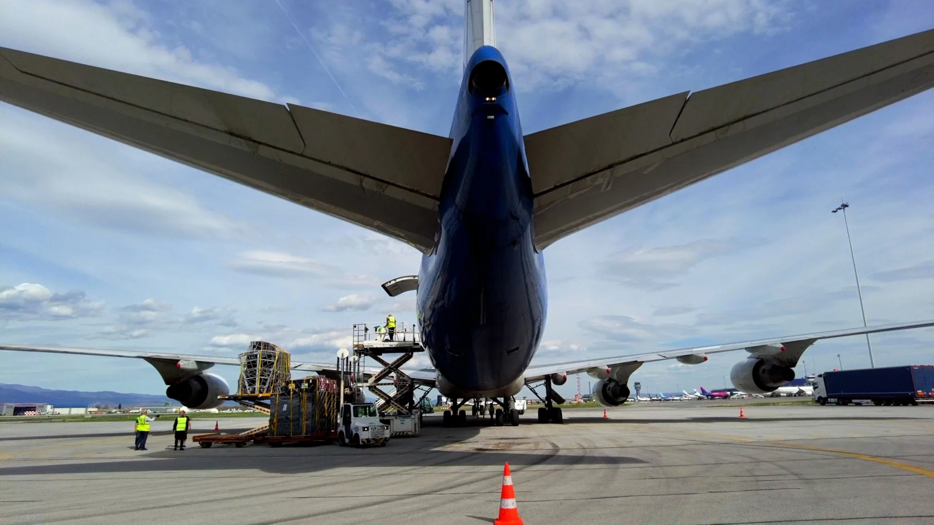 "Фантомът на операта" пристигна с Боинг 747 в София (ВИДЕО)