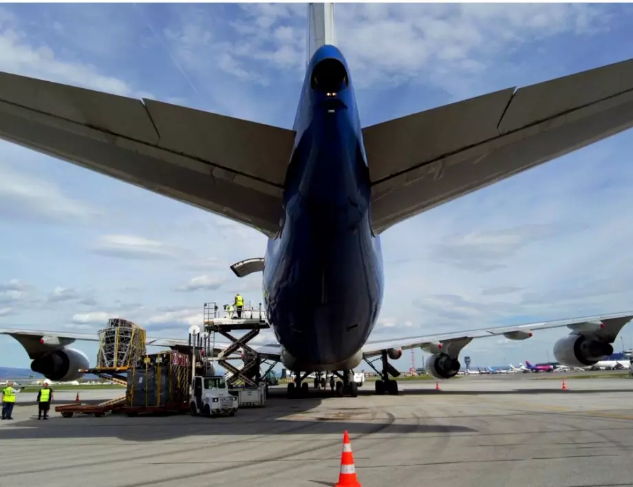"Фантомът на операта" пристигна с Боинг 747 в София (ВИДЕО)