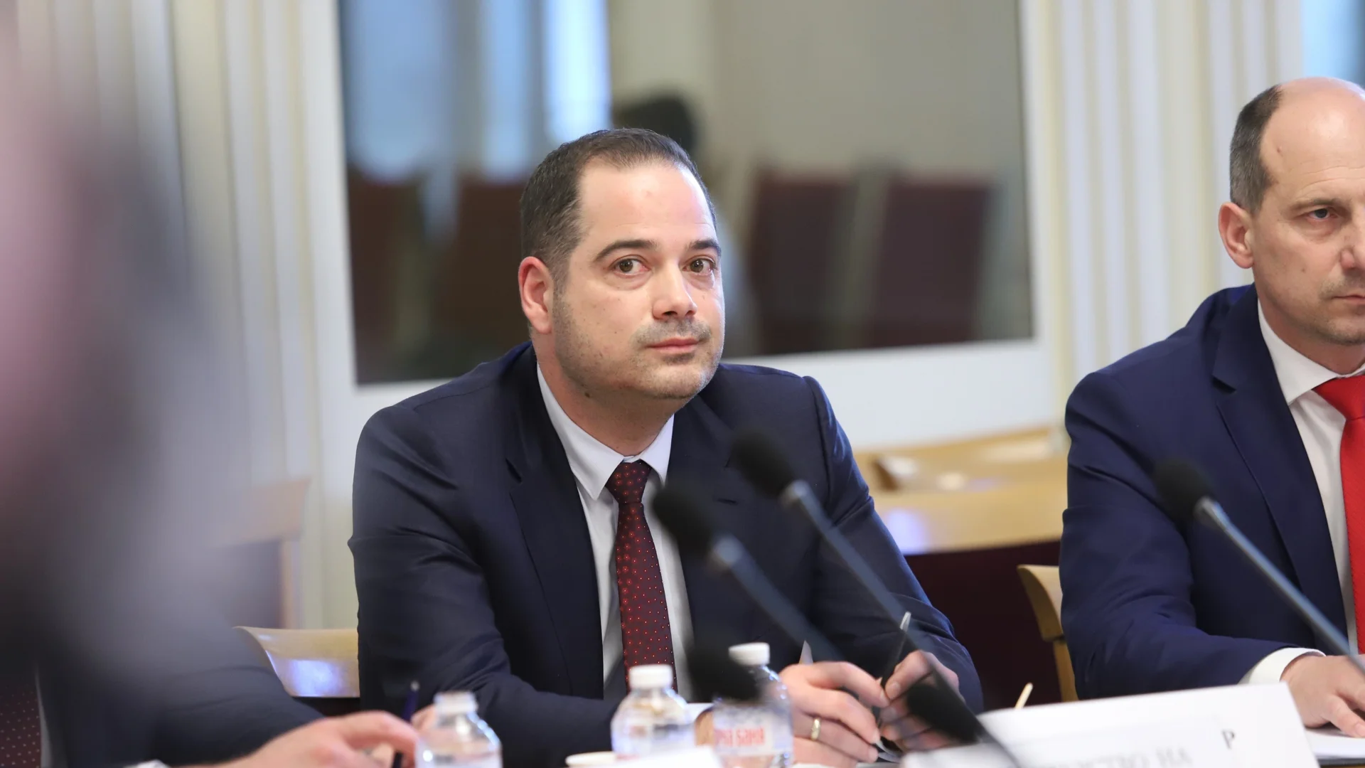 Асен Василев нарочно бавил МВР: Вътрешният министър се оплака пред депутатите