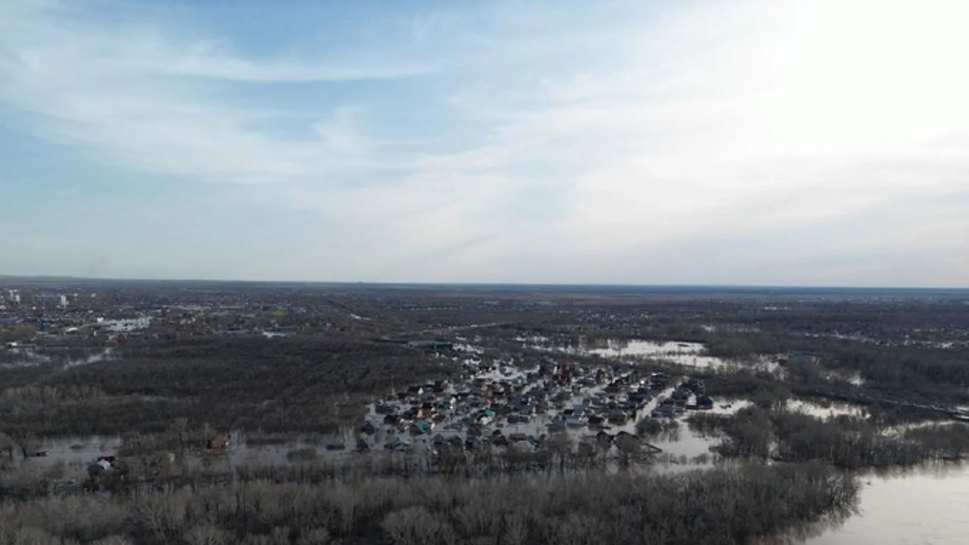 Неволя: В Оренбург построиха сами дига срещу наводнението, може да им я бутнат (ВИДЕО)