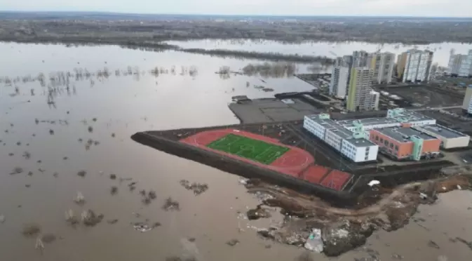 Нивото на река Урал в Оренбург се покачва, наводнението се движи към град Курган (ВИДЕО)