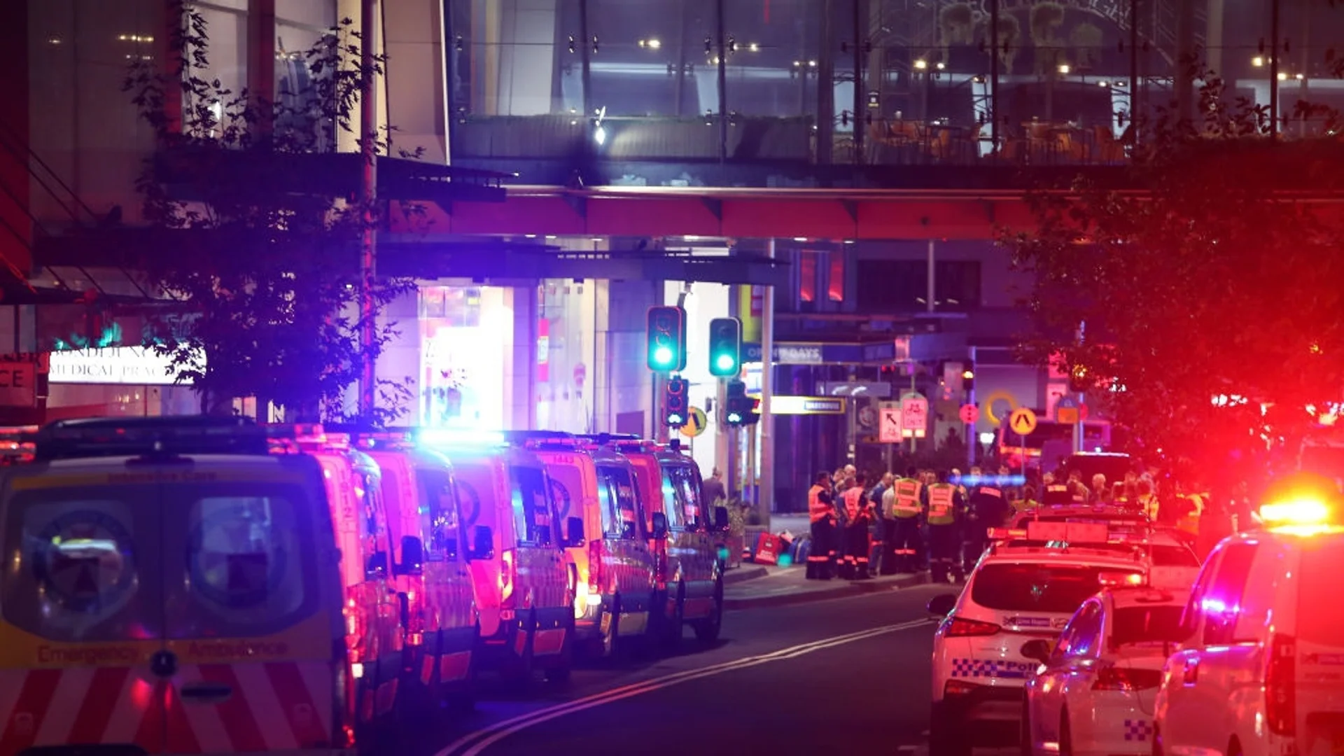 ВИДЕО: Загинали, ранени и стотици евакуирани след нападението в търговски център в Сидни (ОБЗОР)