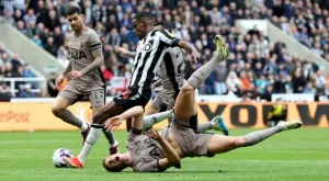 Нюкасъл изнесе лекция на Тотнъм на "Сейнт Джеймсис Парк" и временно изпревари Манчестър Юнайтед