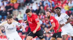 Напрежение на терена: Валверде пробяга почти целия терен, за да поправи грешка на съотборник и след това го нападна (ВИДЕО)