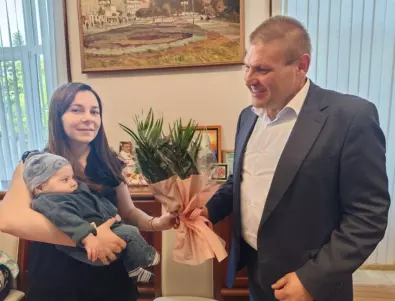Християн, първото бебе на Плевен за 2024-а година и семейството му гостуваха на кмета д-р Валентин Христов