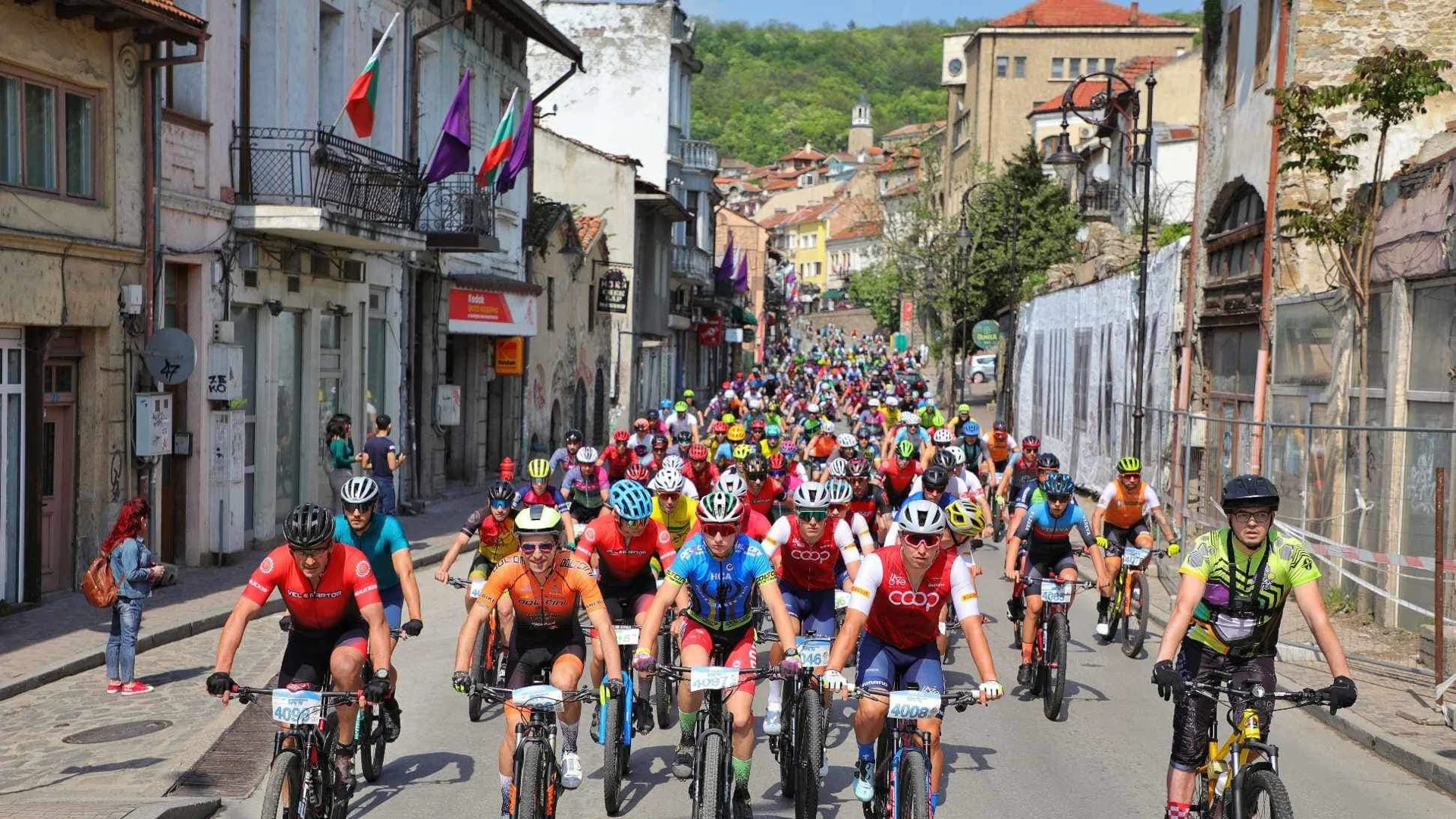 Епично: Над 2000 бегачи и колоездачи застанаха на старт на "Търново Ултра" (ВИДЕО)