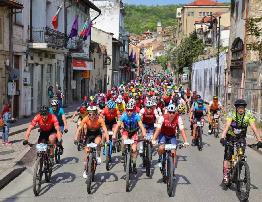 Епично: Над 2000 бегачи и колоездачи застанаха на старт на "Търново Ултра" (ВИДЕО)
