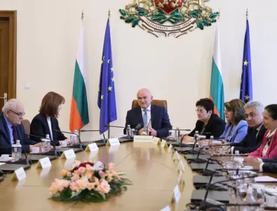 При липса на Калин Стоянов: Служебният кабинет се срещна с ЦИК за изборите (СНИМКИ и ВИДЕО)