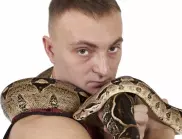 Змия задушава мъж в ефир, събеседниците му се смеят (ВИДЕО)