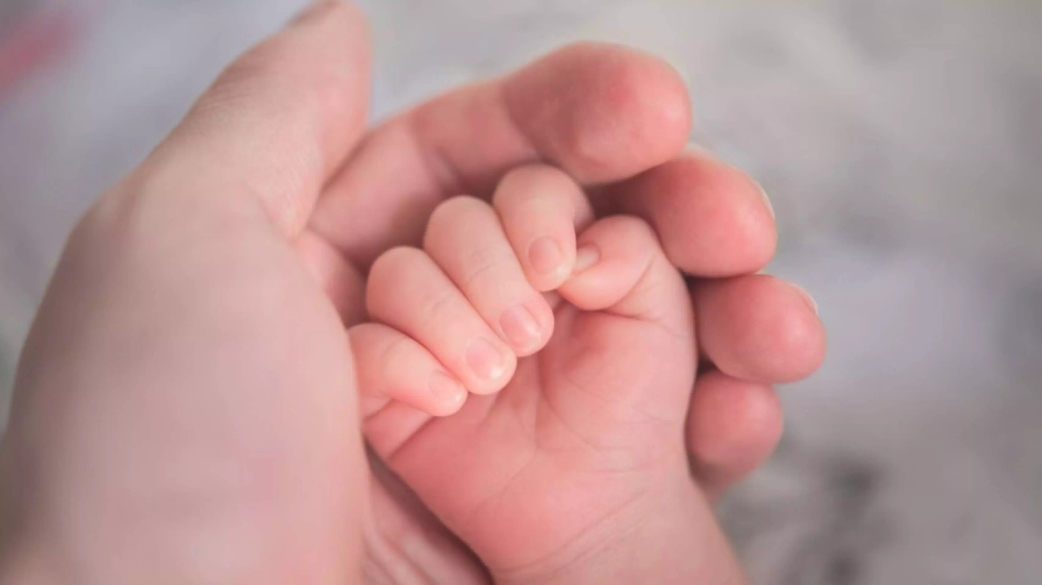 Не е само у нас: Болница в Англия призна че е разменила бебета