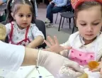 Деца и родители месиха меденки в библиотеката в Асеновград