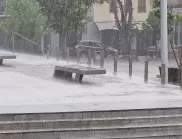 Наводнени пътища и пропаднали коли след проливен дъжд във Варна