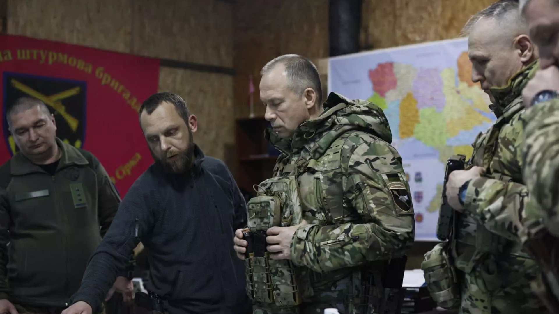 Не е на добре: Ген. Сирски и известен руски военен коментират фронта в Украйна (ВИДЕО)