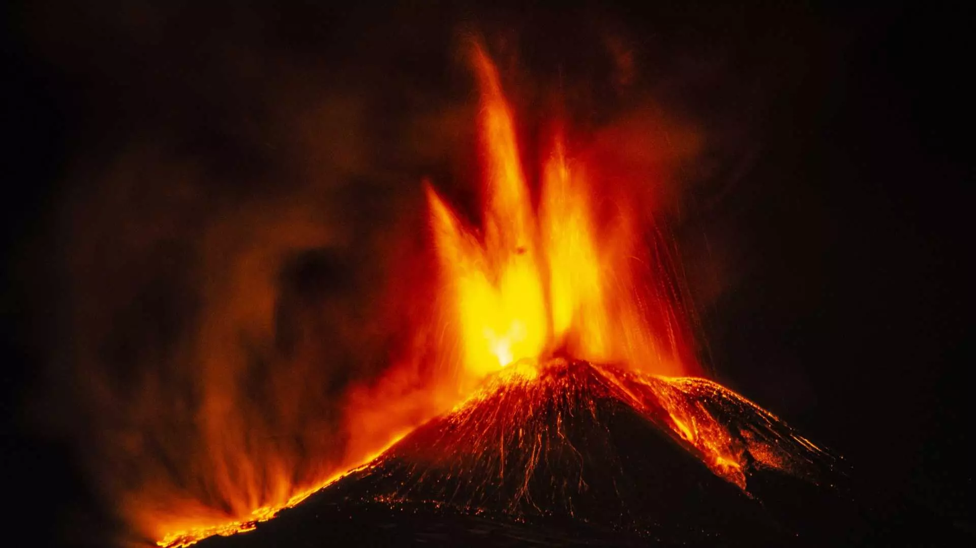 Вулканът Руанг отново изригна в Индонезия (ВИДЕО)