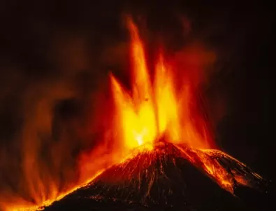 Вулканът Руанг отново изригна в Индонезия (ВИДЕО)