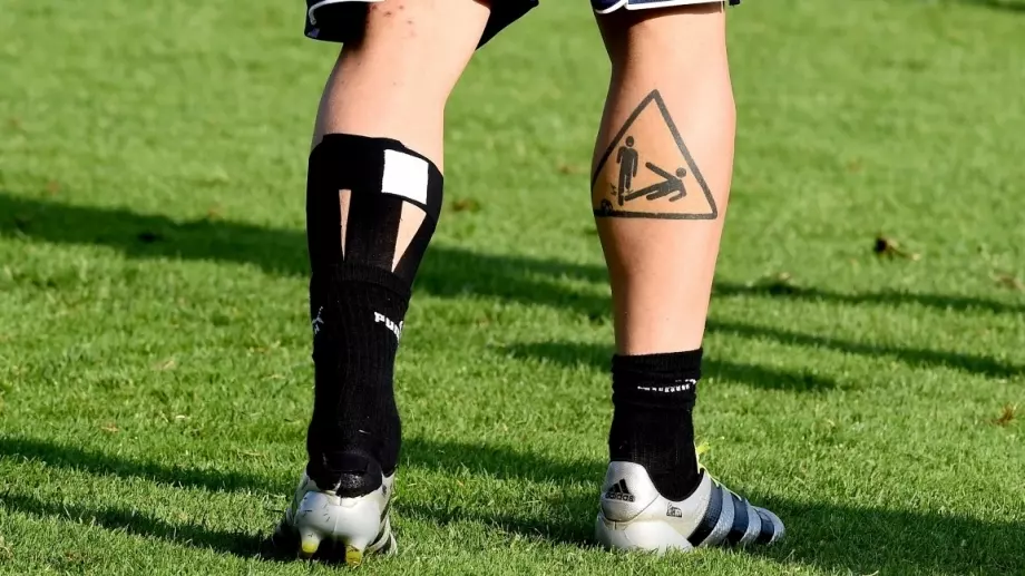 Потресаващо: Може би най-дебилната татуировка във футболния свят! (СНИМКА)
