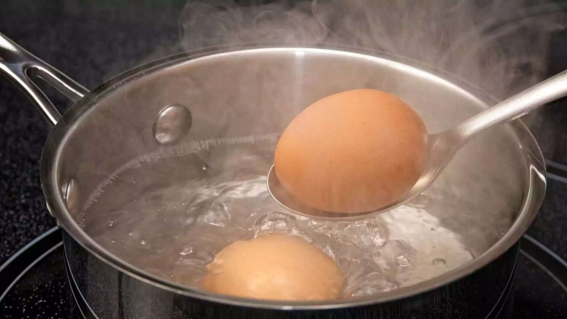 Какво се слага във водата при варене на яйца, за да не се спукат?