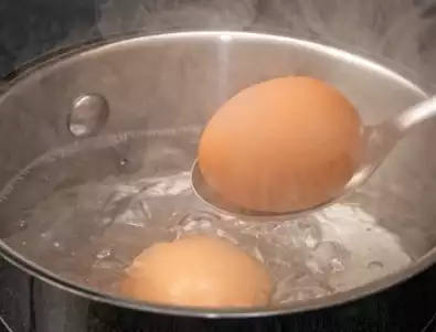 Какво се слага във водата при варене на яйца, за да не се спукат?