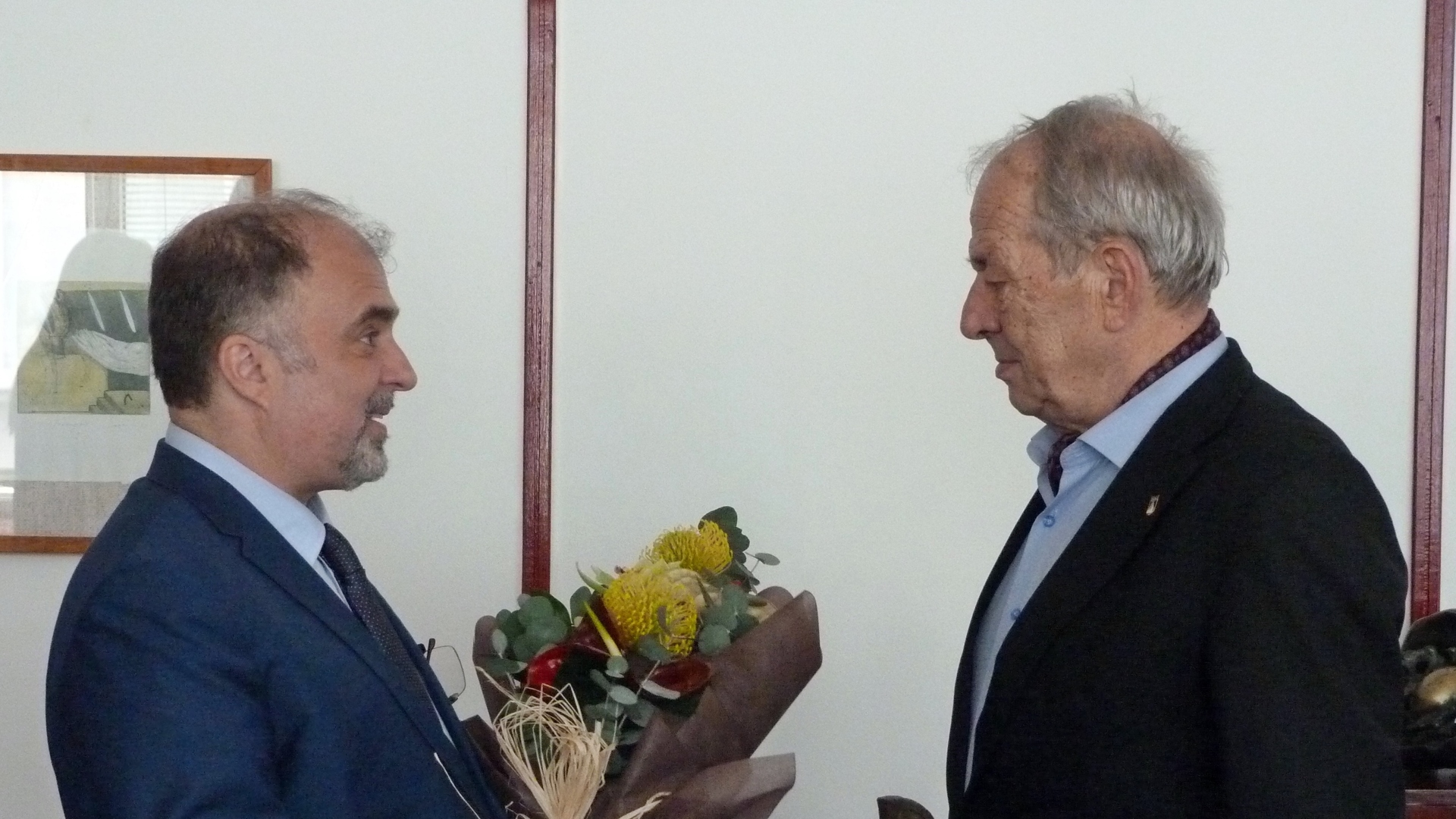 Найден Тодоров отличи проф. Пламен Джуров с плакет "Принос в развитието ...