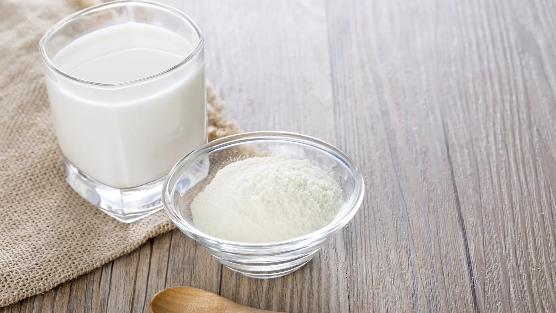 България увеличава вноса на евтини млечни суровини от Украйна 