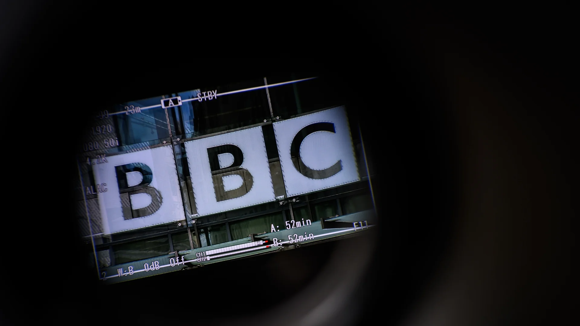 Водещ на BBC напусна след скандал с еротични снимки с тийнейджър