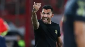 Неприятна новина от Аржентина: Болки в гърдите вкараха Карлос Тевес в болница