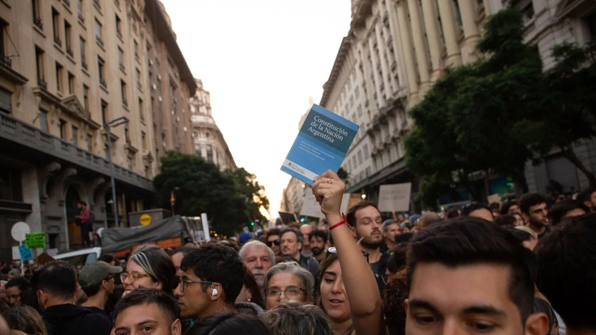 Масови протести срещу строгото съкращаване на бюджета за университетите в Аржентина (СНИМКА+ВИДЕО)